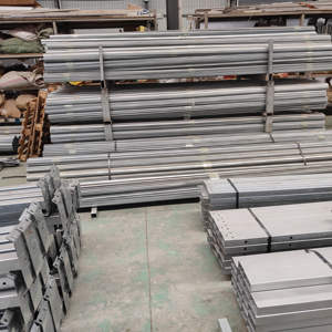 La structure de cadre de serre en <span class=keywords><strong>polycarbonate</strong></span> avec un bon <span class=keywords><strong>prix</strong></span> fournit une gouttière carrée de tube de tuyau rond en acier galvanisé personnalisé - Product Image 5