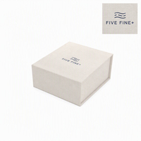 Boîte à parfum de luxe en papier texturé blanc avec fermeture magnétique, inserts en mousse/velours, matériaux recyclables, emballage de parfum