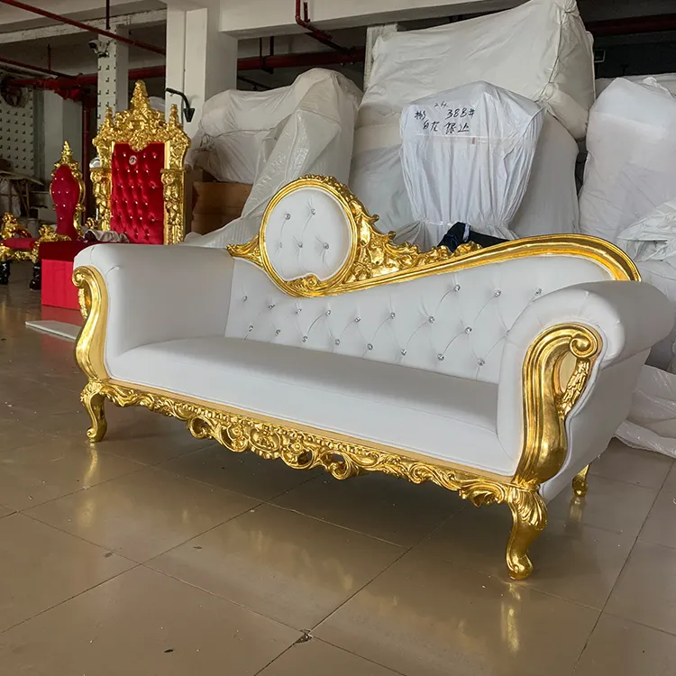 新しいヴィンテージ装飾ロイヤルゴールデンフレーム無垢材PUレザークリスタルボタン素材結婚式の家具ソファ販売