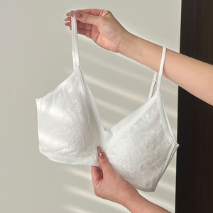 Soutien-gorge une pièce push-up sans armatures en dentelle fine sans couture pour petite poitrine, style dos nu, inspiré des sous-vêtements féminins français, idéal pour l'été - Product Image 6