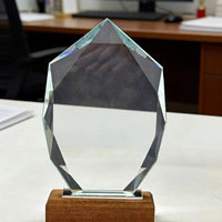 Trophées en cristal vierges en gros du fabricant, trophée pentagramme 3D gravé avec base en bois