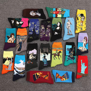 Chaussettes rétro d'art personnalisées en gros Chaussettes drôles créatives Chaussettes personnalisées de peinture de dessin animé célèbre de Van Gogh - Product Image 1