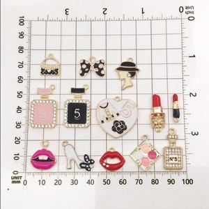 Misture 13 unidades/pacote <span class=keywords><strong>Sexy</strong></span> Boca Batom Perfume Make Up Encantos Esmalte Para Pulseiras Brinco DIY Fazer Jóias