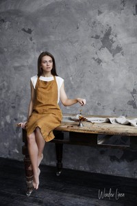 Delantal de babero con mangas de lino natural de color personalizado para mujeres y hombres Uniforme de salón suave con bolsillos Uso en la cocina - Product Image 2