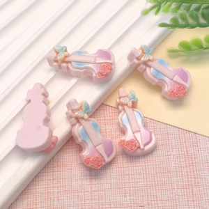 En gros 100pcs Résine Mignon Violon Charmes Instrument De Musique Dos Plat Cabochon pour DIY Bandeau Épingle À Cheveux Nail <span class=keywords><strong>Art</strong></span> Artisanat À <span class=keywords><strong>La</strong></span> Main - Product Image 2