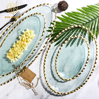 Assiette en verre transparente faite sur commande écologique de chargeur de vaisselle de forme ovale de service de restaurant décoratif avec la jante d'or