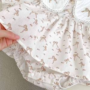 Combinaison Salopette Bébé Fille Style INS 2026 en Coton Brodé Nœud Papillon à Revers pour Printemps – Adorable Combinaison Princesse - Product Image 3