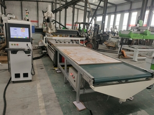 Macchina CNC Router ATC 1325 <span class=keywords><strong>con</strong></span> Piano di Lavoro a Vuoto e Carico/Scarico Automatico, Utilizzata per il Taglio del PVC - Product Image 4