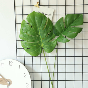 Grandi foglie di palma artificiali in PVC verde tropicale con foglia di Monstera verde - Product Image 5