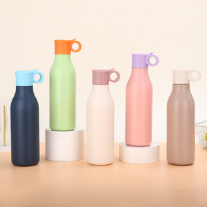 Botella de agua deportiva de acero inoxidable con aislamiento al vacío de doble pared portátil sin BPA de 550ml con tapa de paja - Product Image 3