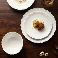 Nouvelles assiettes à dîner en céramique blanches élégantes en forme de pétales, ensemble de bols et assiettes à pain en porcelaine florales pour diverses occasions
