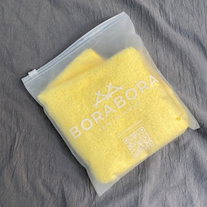 ถุงใส่เสื้อผ้าแบบมีซิปสั่งทำโลโก้ขายส่ง ถุงบรรจุภัณฑ์รีไซเคิลได้ วัสดุ PE สำหรับเสื้อผ้า รองเท้า ถุงเท้า สำหรับร้านบูติก - Product Image 3