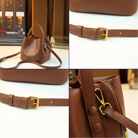 Nouveau sac seau pour femme de couleur unie, design minimaliste et polyvalent avec cordon de serrage, décoration de lettres en métal, petit sac à main