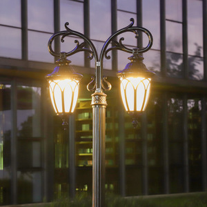 Lampadaire de jardin extérieur en fer avec abat-jour en verre LED, lumière blanc chaud 2700K, IP66, ampoule A19 non amovible, AC 220V, détecteur de mouvement, alimenté par énergie solaire - Product Image 2
