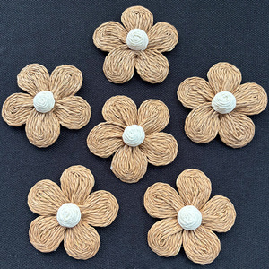 Appliques florales en raphia tissées à la main, contrastées, pour bijoux, vêtements, sacs et accessoires - Product Image 1