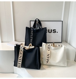 תיק בד לנשים עם סגירת רוכסן ורקמה של לוגו בהתאמה אישית, תיק בד לנשים, תיק כתף לנשים - Product Image 1