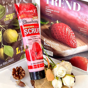 Gommage à la fraise le plus vendu pour un nettoyage en profondeur, une exfoliation, une hydratation et l'élimination des peaux rugueuses. 350g. - Product Image 1