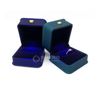 Juego de Cajas de Joyería de Piel Sintética con Logotipo Personalizado al por Mayor en Rojo, Azul, Verde y Negro, con Luz LED, para Collares, Pulseras, Pendientes y Anillos - Product Image 1