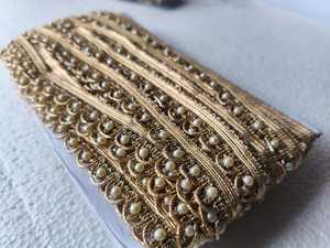 Bordure de luxe en dentelle de perles brodées dorées sur mesure pour saris et robes Touche riche et élégante - Product Image 3