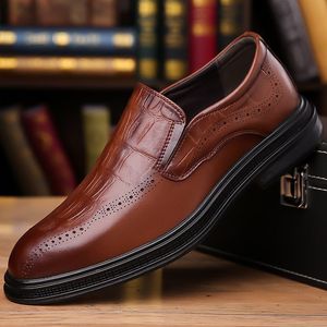 Mocassins en cuir pour hommes à bout rond, à enfiler, chaussures d'été pour mariage, semelle souple en caoutchouc, motif animalier, chaussures habillées - Product Image 1
