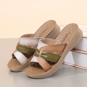 Sandales compensées de luxe pour <span class=keywords><strong>femme</strong></span> en cuir de vachette, confortables, à semelle souple, avec brides croisées et patchwork en cuir, idéales pour l'été en extérieur - Product Image 1