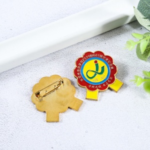 เข็มกลัดเคลือบแบบดรอปชิปปิ้ง เข็มกลัดแบบกำหนดเองพร้อมตราประทับ เข็มกลัดเคลือบแบบนิ่ม เข็มกลัดอีพ็อกซี่กลิตเตอร์ เข็มกลัดรูปใบมอนสเตอร่า - Product Image 6