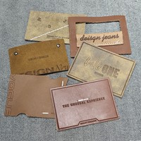 Étiquette de vêtement en cuir gaufré personnalisée, écologique, pliée en bout, avec logo, vente en gros, fabriquée à la main, usine de Dongguan