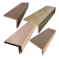 Escalier intérieur moderne sur mesure, écologique, durable et sûr, avec bordure haute, revêtement en bois et garde-corps en verre, design personnalisé