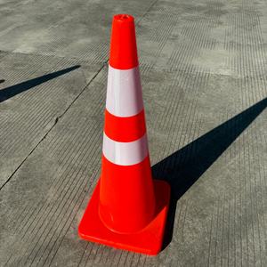 Cono di Sicurezza in PVC all'Ingrosso con Nastro Altamente Riflettente 65CM - Product Image 5