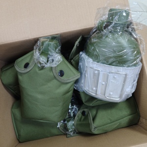 Bouteille en plastique DFB30 1L avec gobelets en aluminium et bouteille en tissu et trous de drainage au fond, personnalisable - Product Image 2