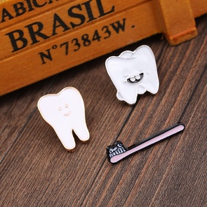 Spilla in smalto morbido con denti in metallo e smalto simpatica divertente con spilla per spazzolino da denti con spillo placcato in oro per decorare con spilla da dentista - Product Image 5