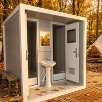 Cabine de toilettes mobiles préfabriquées compactes à double poste, conteneur sanitaire public en acier coloré avec lavabo intégré
