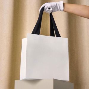Sacs en papier personnalisés de luxe pour cadeaux, emballages de sacs en papier en gros avec votre propre logo - Product Image 4