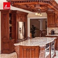 Armoire de cuisine classique en bois massif d'acajou patiné, avec panneaux surélevés, détails et moulures artisanales sculptés à la main, pour villa