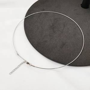 <span class=keywords><strong>Collana</strong></span> Choker Minimalista Spessore 1MM, Placcata in <span class=keywords><strong>Oro</strong></span> 18K PVD, <span class=keywords><strong>Collana</strong></span> in Filo <span class=keywords><strong>d</strong></span>'Acciaio Inossidabile per Donne - Product Image 4