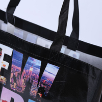 Sac fourre-tout réutilisable en non-tissé écologique et recyclable avec logo personnalisé, finition argentée métallisée, poignées épaule/main pour