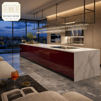 Cuisine complète sur mesure de style italien minimaliste, armoires laquées haute brillance sans poignées, îlot avec plateau en marbre, fabrication directe d'usine OEM