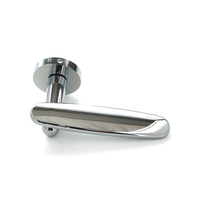 Poignée de porte courbée au design épuré, finition chromée polie, rosette ronde, finitions personnalisables, quincaillerie intérieure moderne pour chambre à coucher