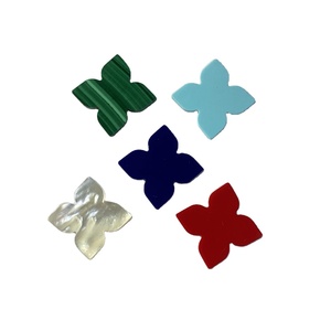 Piccole Gemme a Forma di Quadrifoglio 8x8x2mm in Madreperla, Malachite, Lapislazzuli e Turchese Sintetico Blu - Product Image 1