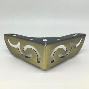 Pieds de meuble décoratifs en métal en forme de L entièrement personnalisables pour fournisseurs – Pieds fantaisie pour canapé et <span class=keywords><strong>armoire</strong></span> - Product Image 1