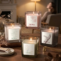 Bougies parfumées pour la maison en cire de soja avec autocollants au design dessiné à la main de la marque NOVA ; Designs personnalisés disponibles, fabriquées avec des ingrédients entièrement naturels
