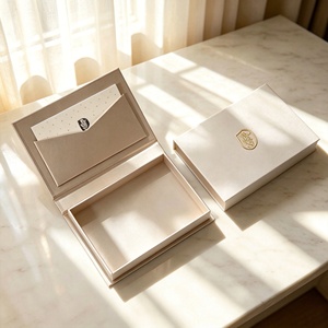 Scatola per Gioielli a Forma di Libro Mini Personalizzata con Logo, Ecologica e Riciclabile, con Chiusura Magnetica, Goffratura UV, Design Minimalista di Alta Gamma - Product Image 1