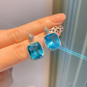 Bijoux minimalistes écologiques en cuivre plaqué argent, boucles d'oreilles géométriques en zircone cubique bleue de 12*14 mm pour femmes - Product Image 4