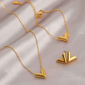 TZ062 Juego de Joyería Minimalista de Acero Inoxidable 316L, Chapado en Oro de 18K, Collar y Aretes con Forma de Corazón en V, Hipoalergénico - Product Image 6