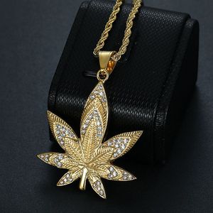 Vente en gros <span class=keywords><strong>de</strong></span> nouveaux pendentifs en acier inoxydable plaqué or en forme <span class=keywords><strong>de</strong></span> feuille d'érable tendance hip-hop pour ensemble <span class=keywords><strong>de</strong></span> bijoux - Product Image 3