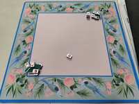 Tapis de Mahjong Minimaliste Antidérapant Résistant à l'Usure avec Motif Floral Oiseaux Bleus et Roses et Bords Surfilés – Stock Usine