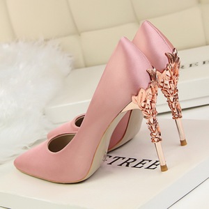 Chaussures à talons pour femme, élégantes, à talon aiguille, avec détails métalliques dorés, nouvelle collection de créateur - Product Image 2
