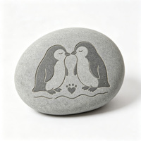 Pierre de rivière personnalisée avec gravure laser de pingouins s'embrassant, cadeau d'amour pour demande en mariage, décoration de mariage et de maison