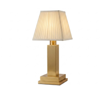 Lampe de table plissée rechargeable sans fil dorée élégante avec commande tactile pour décoration de mariage de luxe, restaurant, événement, hôtel