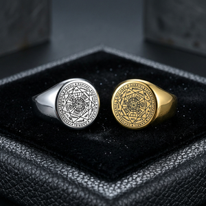 Anillo de titanio para hombre con símbolo de estrella de siete puntas, estilo hip-hop, exclusivo y de moda, de Yunnique. - Product Image 1